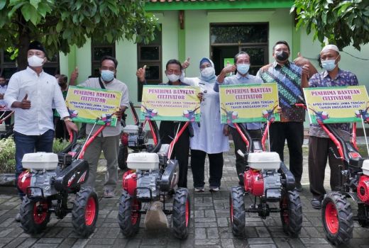 Petani Sragen Terima Bantuan Cultivator, Bupati: Dirawat Baik - GenPI.co JATENG