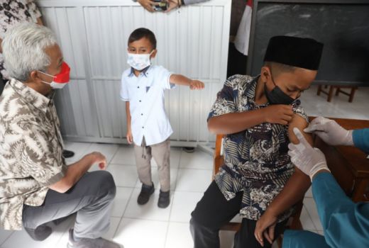Tak Hanya Anak Sekolah, Ganjar Ingin Anak Jalanan Juga Divaksin - GenPI.co JATENG