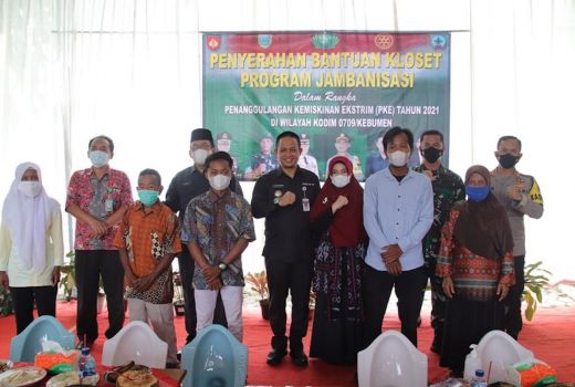 Atasi Kemiskinan, Pemkab Kebumen Bagikan 654 Jamban - GenPI.co JATENG