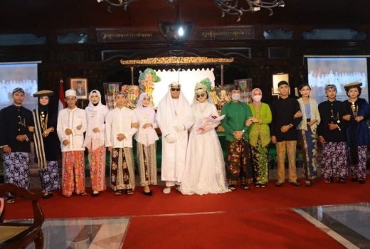 Kudusan Empat Negeri Pamerkan Kekayaan Busana Adat Kudus - GenPI.co JATENG