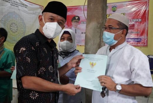 UMKM Jepara Dapat Sertifikat Tanah, Bupati: Jangan Beli Perhiasan - GenPI.co JATENG