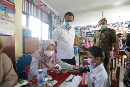 Begini Cara Hendi Tenangkan Anak-Anak Divaksin, Adik Jangan Takut - GenPI.co JATENG