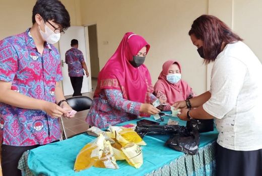Operasi Pasar Pemkab Magelang, Minyak Goreng Dijual Rp14.000 - GenPI.co JATENG