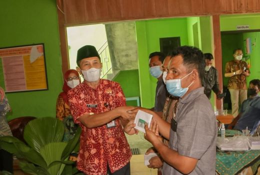 408 Warga Terdampak TPA Tangga Sragen Terima Kartu JKN - GenPI.co JATENG