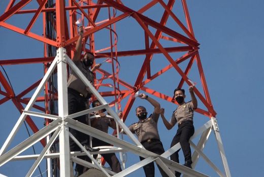 Waduh! 5 Bintara Polda Jateng Nekat Panjat Menara Komunikasi - GenPI.co JATENG