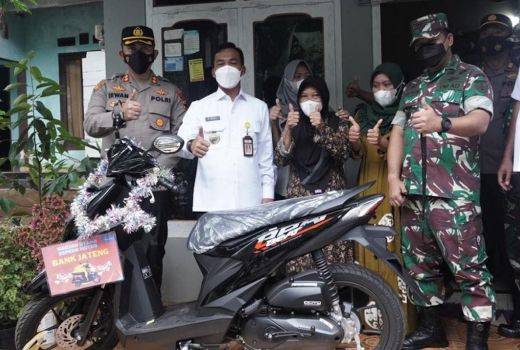 Ikut Vaksinasi Covid-19, Sri Atun Bawa Pulang Hadiah Sepeda Motor - GenPI.co JATENG