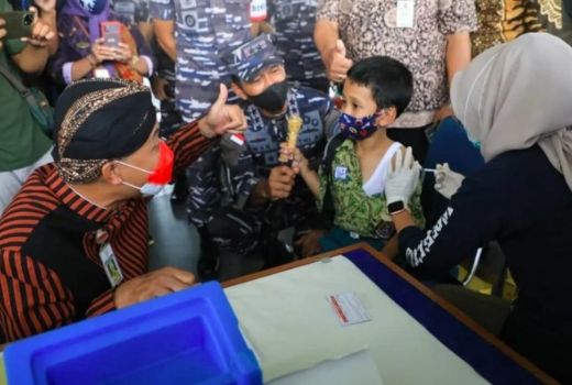 Anak-Anak Divaksin Covid-19 di Kapal Perang, Ini Kata Ganjar - GenPI.co JATENG