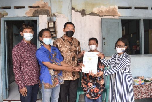 Top! Ingin Tahu Kondisi Warga, Wawali Solo Antar Sertifikat Proda - GenPI.co JATENG