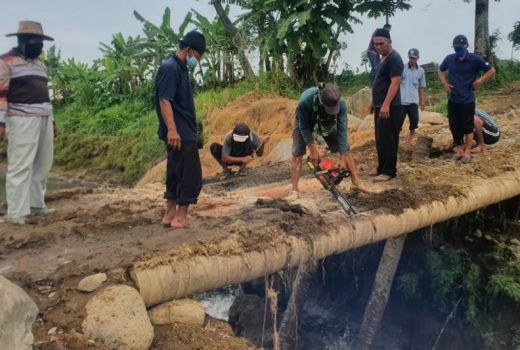 Geregetan! Petani Jepara Bongkar Jembatan Akses Penambangan Liar - GenPI.co JATENG