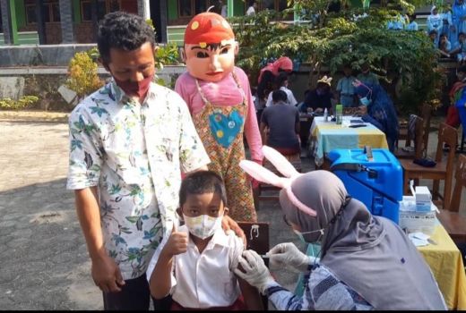 Biar Anak Mau Divaksin, Petugas di Karimunjawa Rela Jadi Badut - GenPI.co JATENG