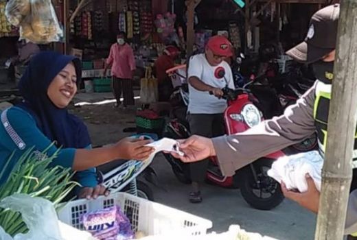 Keren! Polsek Panunggalan Blusukan Bagi Masker Gratis di Pasar - GenPI.co JATENG