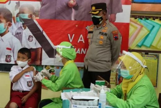 Sip! Tak Cuma Kodim, Polres Ikut Bantu Vaksin Anak di Temanggung - GenPI.co JATENG