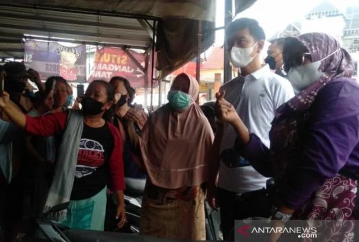 Gibran Perintahkan Semua Pedagang Masuk Pasar Legi, Awas Ngeyel! - GenPI.co JATENG