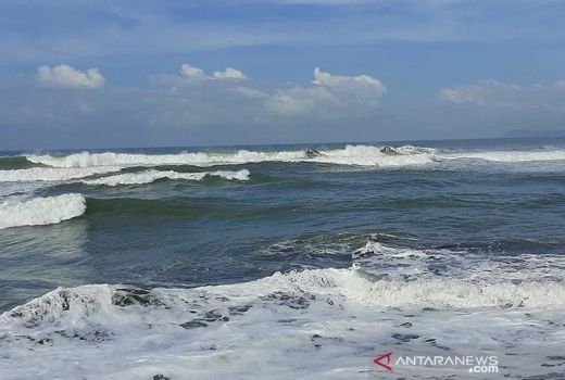 Ada Gelombang Tinggi di Selatan Jateng-DIY, Warga Diminta Waspada - GenPI.co JATENG