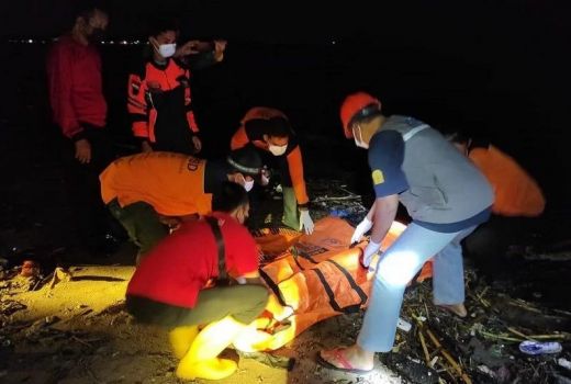 Astaga! Mayat Tanpa Identitas Ditemukan di Pantai Pungkruk Jepara - GenPI.co JATENG