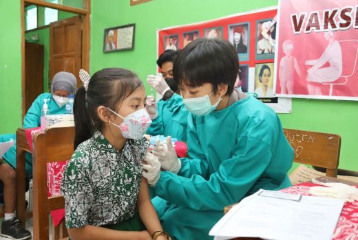 Anak-Anak di Karangtengah Demak Diimingi Cokelat Agar Mau Vaksin - GenPI.co JATENG