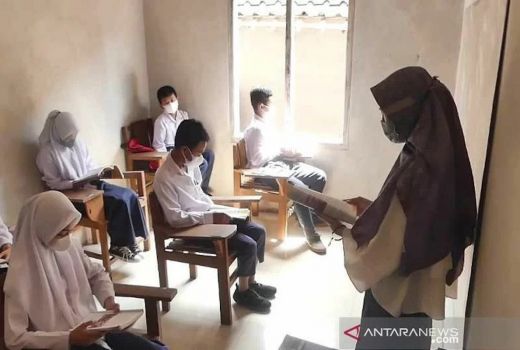 Atap Kelas Ambrol, Siswa MTs di Temanggung Ikuti PTM di Rumah - GenPI.co JATENG