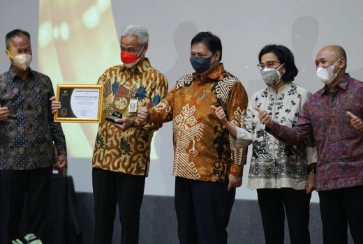 Keren Pol! Jateng Raih Penghargaan Provinsi Terbaik Program KUR - GenPI.co JATENG