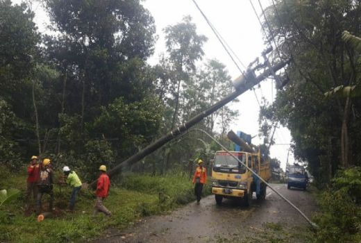 Cuaca Buruk Bikin Listrik di Kabupaten Semarang Padam, Kini Pulih - GenPI.co JATENG