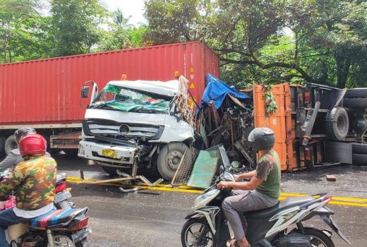 Tak Kuat Menanjak, Truk Berisi Rongsokan Tergelincir di Boyolali - GenPI.co JATENG
