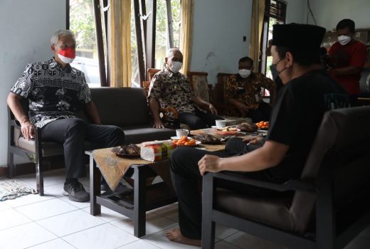 Izin Sakit, Kades Gumingsir Auto Semringah Dijenguk Ganjar - GenPI.co JATENG