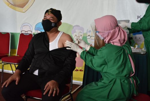 Vaksin Booster di Karanganyar Dimulai, Bupati Disuntik Pertama - GenPI.co JATENG