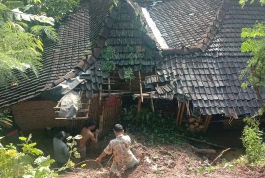 Hujan Deras Picu Tanah Longsor di Kudus, 2 Rumah Rusak - GenPI.co JATENG