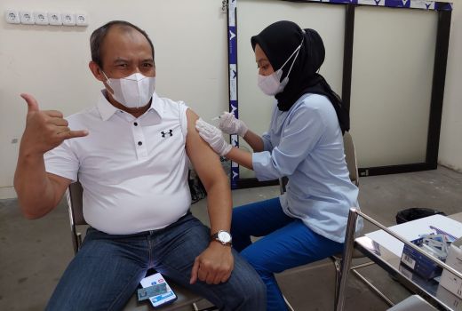 Masuk Pelayanan Publik, Pegawai Pajak di Solo Divaksin Booster - GenPI.co JATENG
