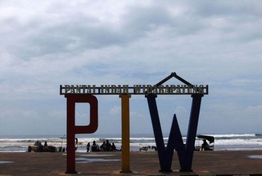 Serunya Berselancar di Pantai Widarapayung, Ombaknya Besar! - GenPI.co JATENG