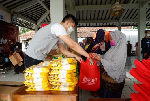 Bagikan 18.690 Paket Sembako, PWKT Banyumas: Semoga Berkelanjutan - GenPI.co JATENG
