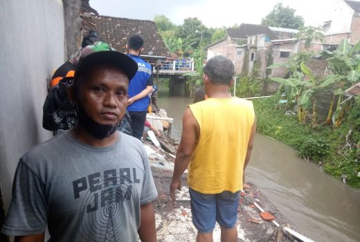 4 Rumah di Bantaran Kali Jenes Solo Ambrol, Tolong Warga Waspada - GenPI.co JATENG