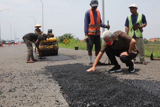 Hati-Hati! Jalan Tol Banyak Berlubang, Ganjar Sampai Ngepot, Lho - GenPI.co JATENG