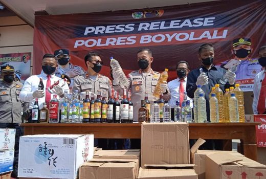 Operasi Cipta Kondisi, Polres Boyolali Sita Ribuan Botol Miras - GenPI.co JATENG