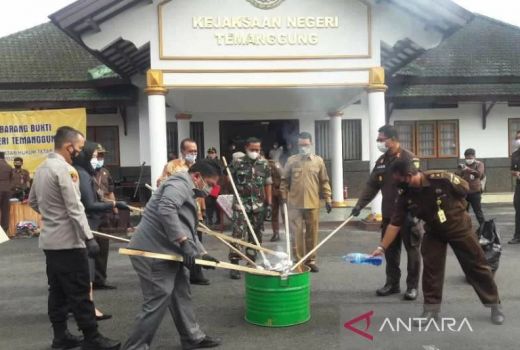 Kejari Temanggung Musnahkan Barang Bukti Kejahatan, Ada Apa? - GenPI.co JATENG