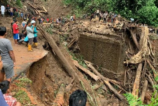 Duh! Jalan Putus di Pekalongan Hambat Pemulihan Listrik - GenPI.co JATENG