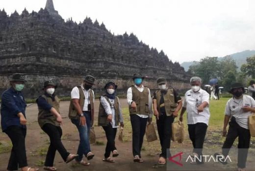 Naik ke Candi Borobudur, Pengunjung Wajib Pakai Sandal Upanat - GenPI.co JATENG
