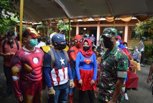 Pahlawan Super Temani Anak-anak Sekolah di Jepara Vaksinasi - GenPI.co JATENG