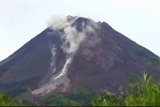 Tetap Waspada! Gunung Merapi Alami 129 Kali Gempa Guguran - GenPI.co JATENG