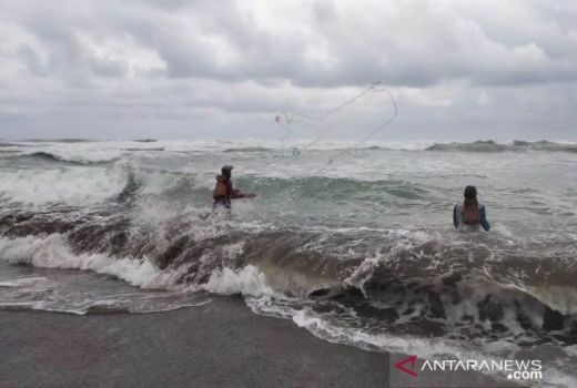 Waspada! Gelombang Tinggi 6 M di Samudra Hindia Selatan Jabar-DIY - GenPI.co JATENG
