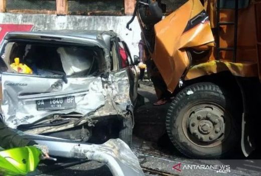 Tabrak Showroom, 12 Sepeda Motor Rusak Digilas Truk Kontainer - GenPI.co JATENG