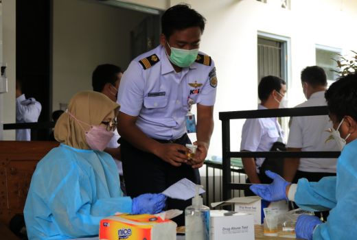 Masinis dan Pekerja Daop 6 Tes Urine Acak Narkoba, Ini Hasilnya - GenPI.co JATENG
