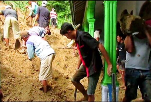 Longsor di Perbukitan Menoreh, 4 Rumah dan 2 Masjid Tertimbun - GenPI.co JATENG