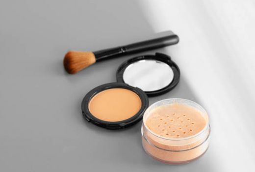 Aduh, Mau Makeup Tapi Kok Jerawatan? Pakai Bedak Tabur Ya - GenPI.co JATENG