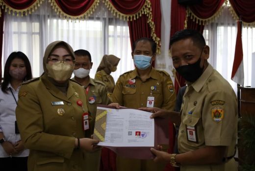 Serahkan 104 SK Pensiun ASN, Bupati Grobogan: Harus Gembira - GenPI.co JATENG