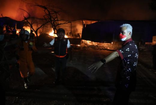 Tempat Relokasi Pasar Johar di MAJT Terbakar, Ganjar Turun Tangan - GenPI.co JATENG