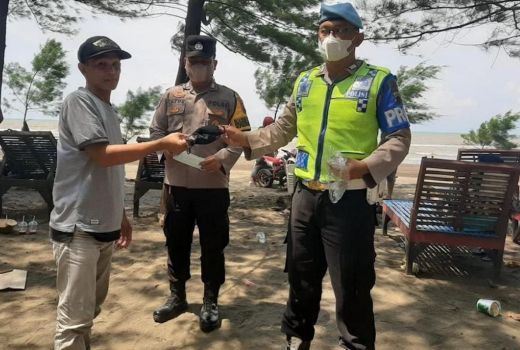 Cegah Omicron, Pengunjung Pantai Jodo Batang Diminta Patuh Prokes - GenPI.co JATENG