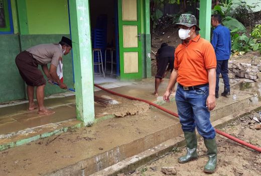 Tim Gabugan Bersihkan Material Banjir Bandang SMAN 1 Kemusu - GenPI.co JATENG