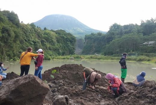 Top! Warga Hijaukan Tebing Sungai Bebeng Antisipasi Erupsi Merapi - GenPI.co JATENG