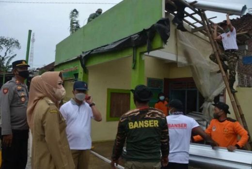 Angin Kencang Rusak 32 Rumah, Warga Purbalingga Diminta Waspada - GenPI.co JATENG
