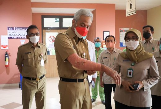 Jos Tenan Pak! Ganjar Langsung Kerja Meski Tangan Masih Diperban - GenPI.co JATENG